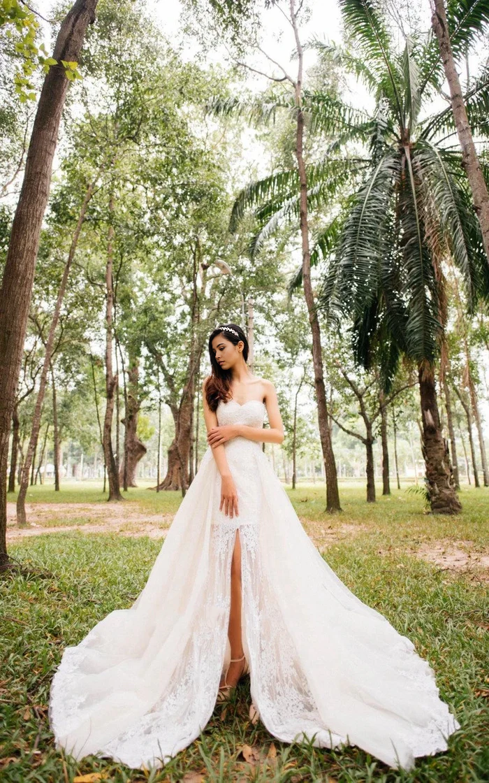 Wholesa A-Line Sweetheart High Front Split Lace Appliques Formal Wedding Dress