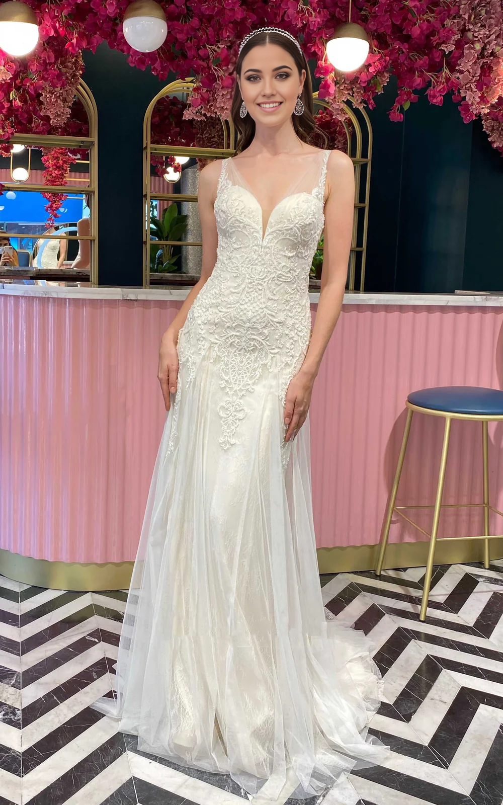 Wholesa Mermaid Lace Tulle V-neck Sleeveless Wedding Dress With Appliques and Pleats