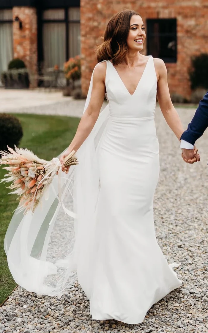 Wholesa Simple Trumpet V-neck Sleeveless Wedding Dress for Women Floor-length with V Back Long Train