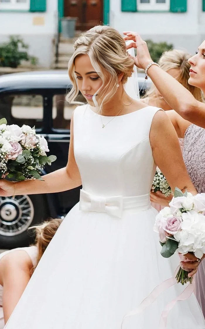 Wholesa A-line Sleeveless Deep V-back Ballgown With Bow And Tulle Wedding Dress