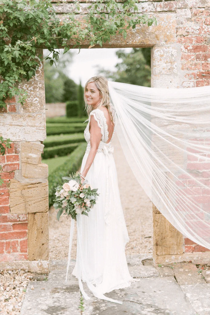 Wholesa Modest Deep V-neck Beach Open Back Bridal Gowns Wedding Dresses