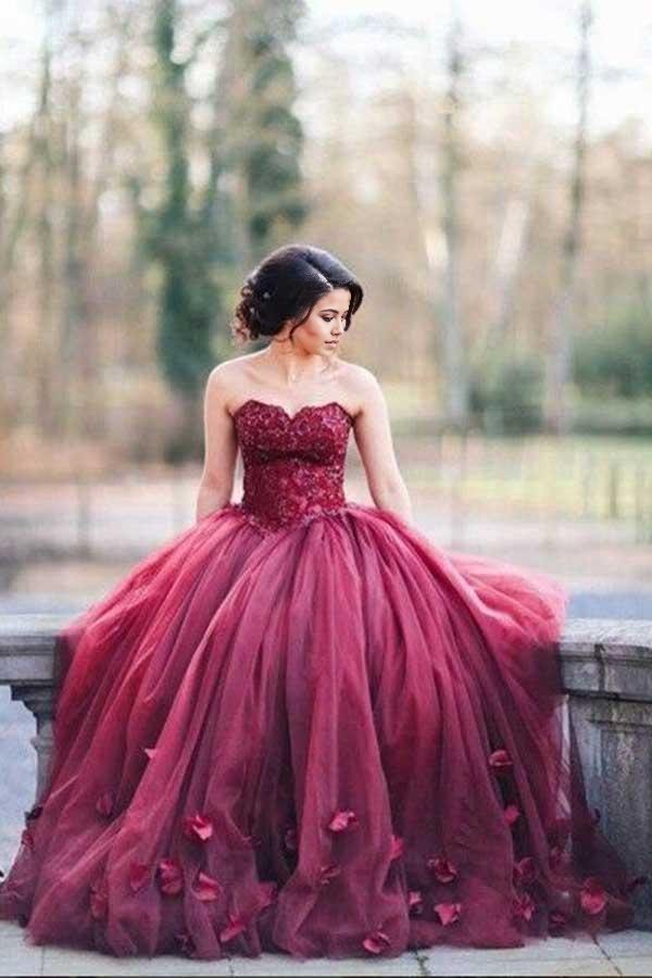 Wholesa A-line Sweetheart Burgundy Tulle Ball Gown Wedding Dress with Handmade Flowers