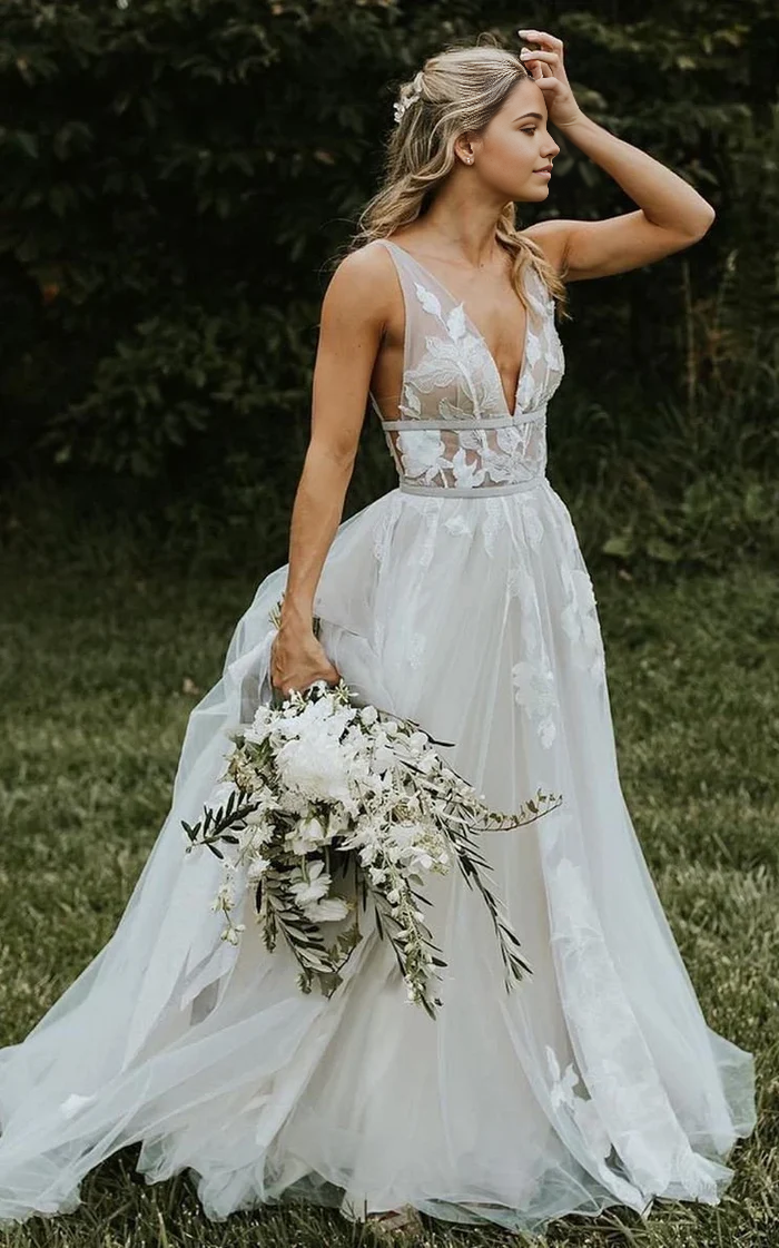 Wholesa A-Line Boho Lace V-Neck Tulle Sleeveless Floor Length Wedding Dress with Appliques