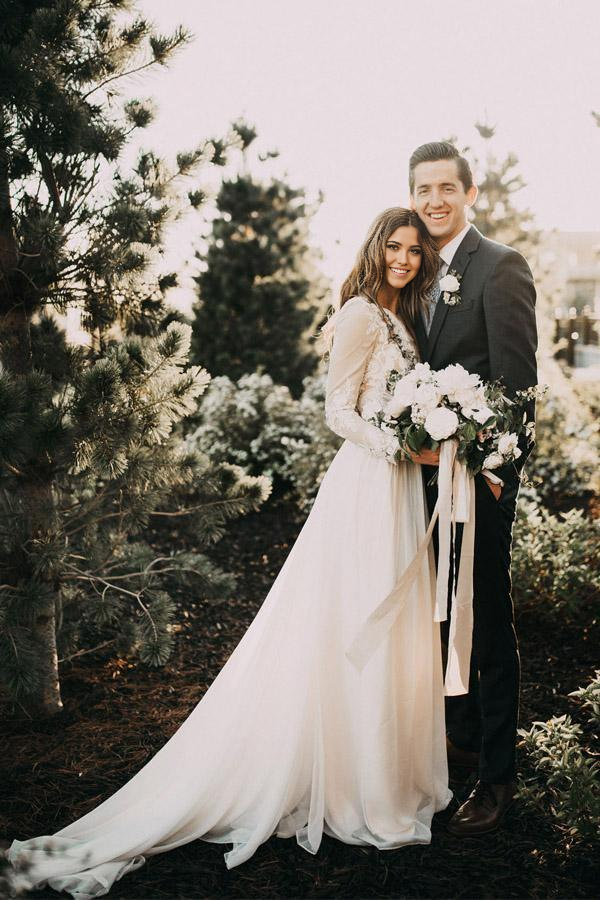 Wholesa A-line Scoop Lace Long Sleeve Rustic Wedding Dresses