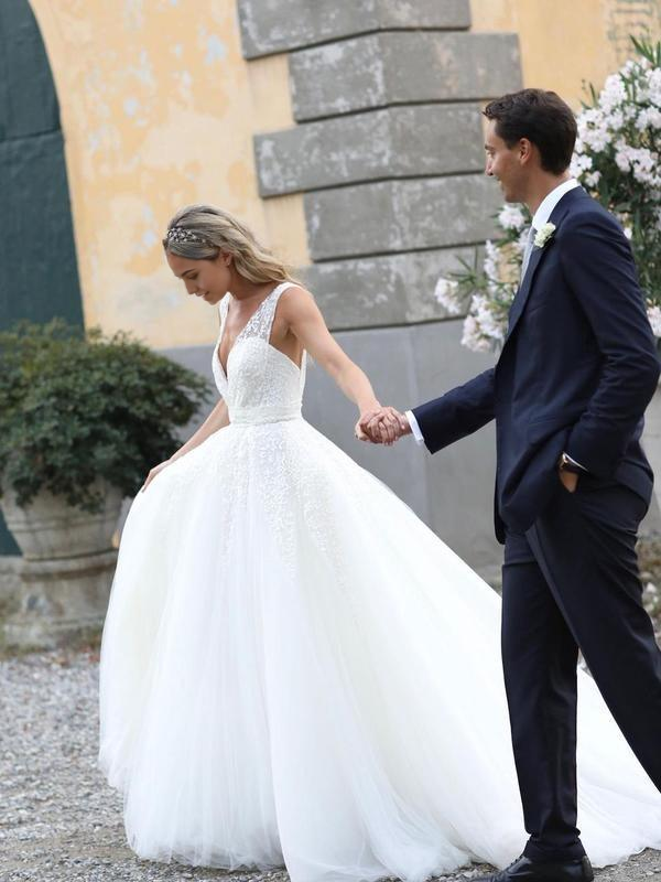 Wholesa A-line V-neck Sequins Lace Neckline Chapel Train Wedding Dresses