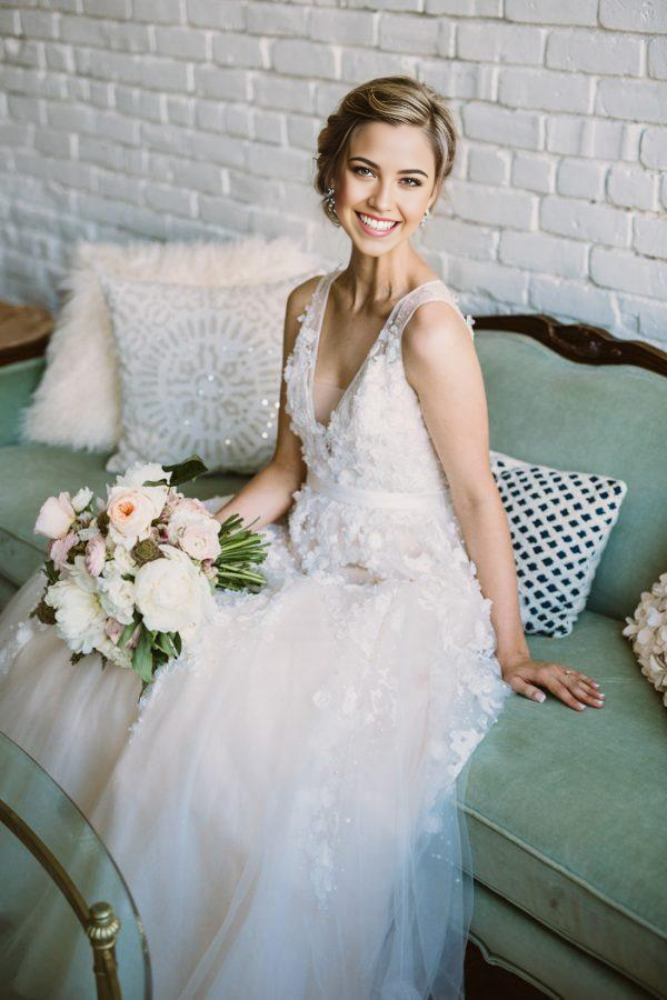Wholesa Beach A-line V Neck Lace Applique Ivory Wedding Dresses