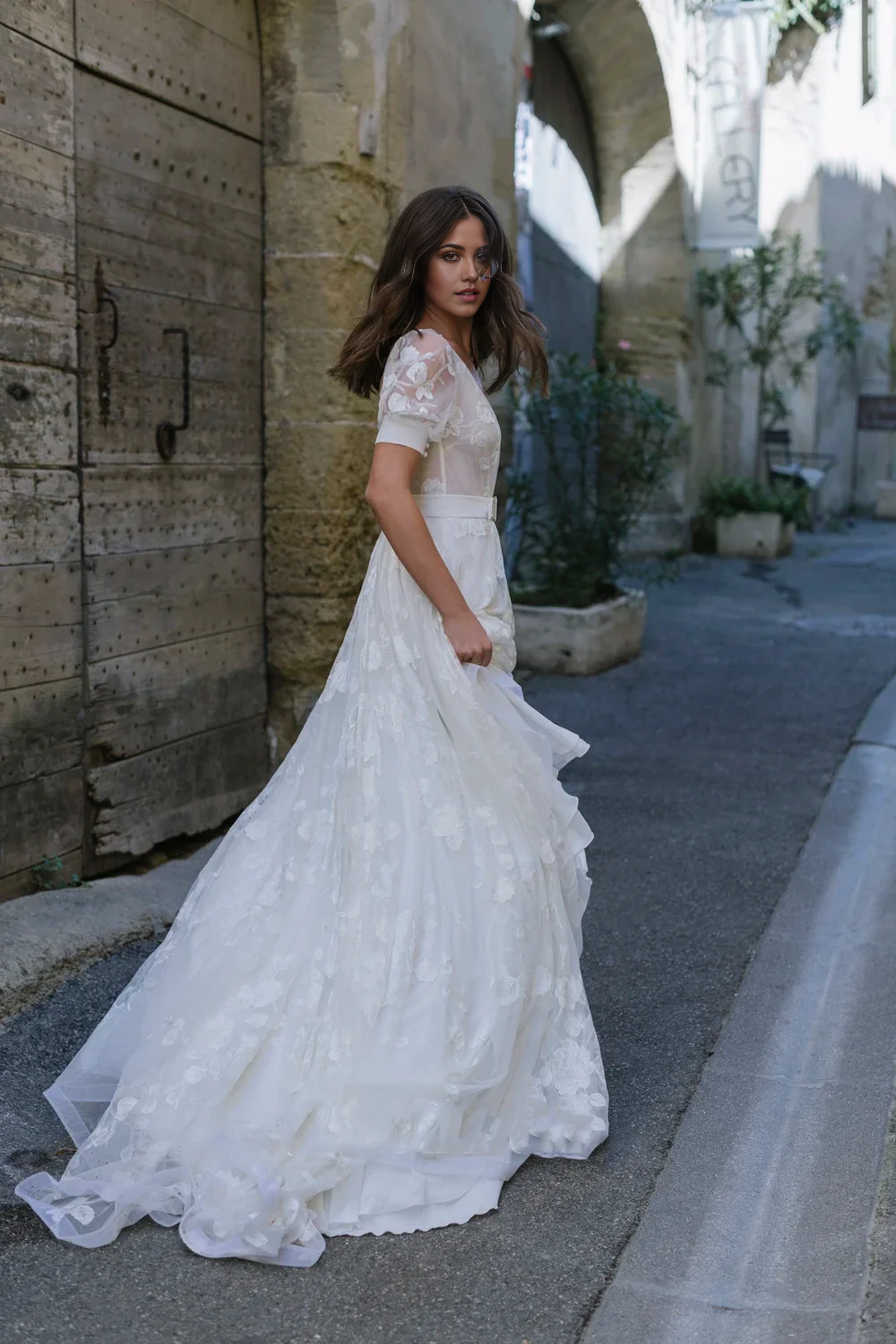 Wholesa Ethereal Tulle Plunging Neck Half Sleeve Long Bridal Gown Wedding Dresses