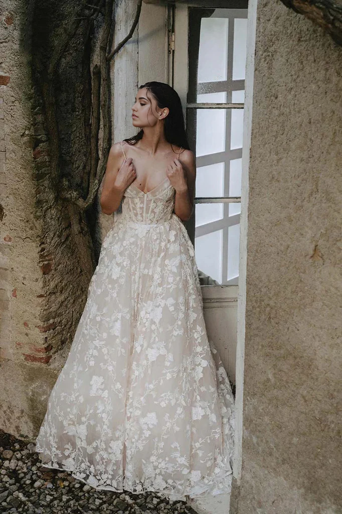 Wholesa A-line Straps V-neck Lace Appliques Bohemian Wedding Gown Wedding Dresses