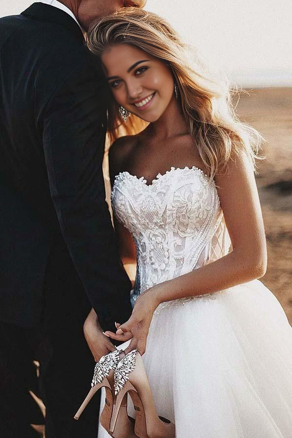 Wholesa A-Line Sweetheart Court Train Tulle Wedding Dress with Appliques