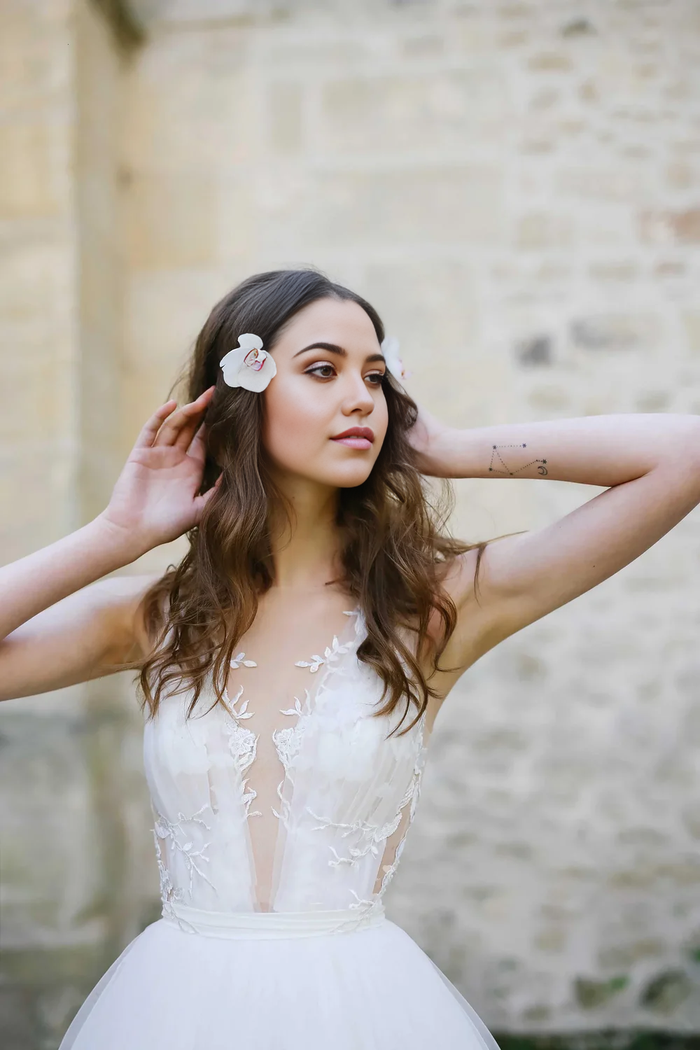 Wholesa A-Line Sleeveless Illusion V-Neck Tulle Appliqued Sexy Wedding Dress