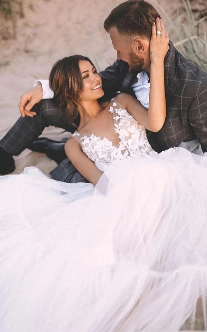 Wholesa A-Line V-neck Lace Tulle Sleeveless Wedding Dress with Appliques