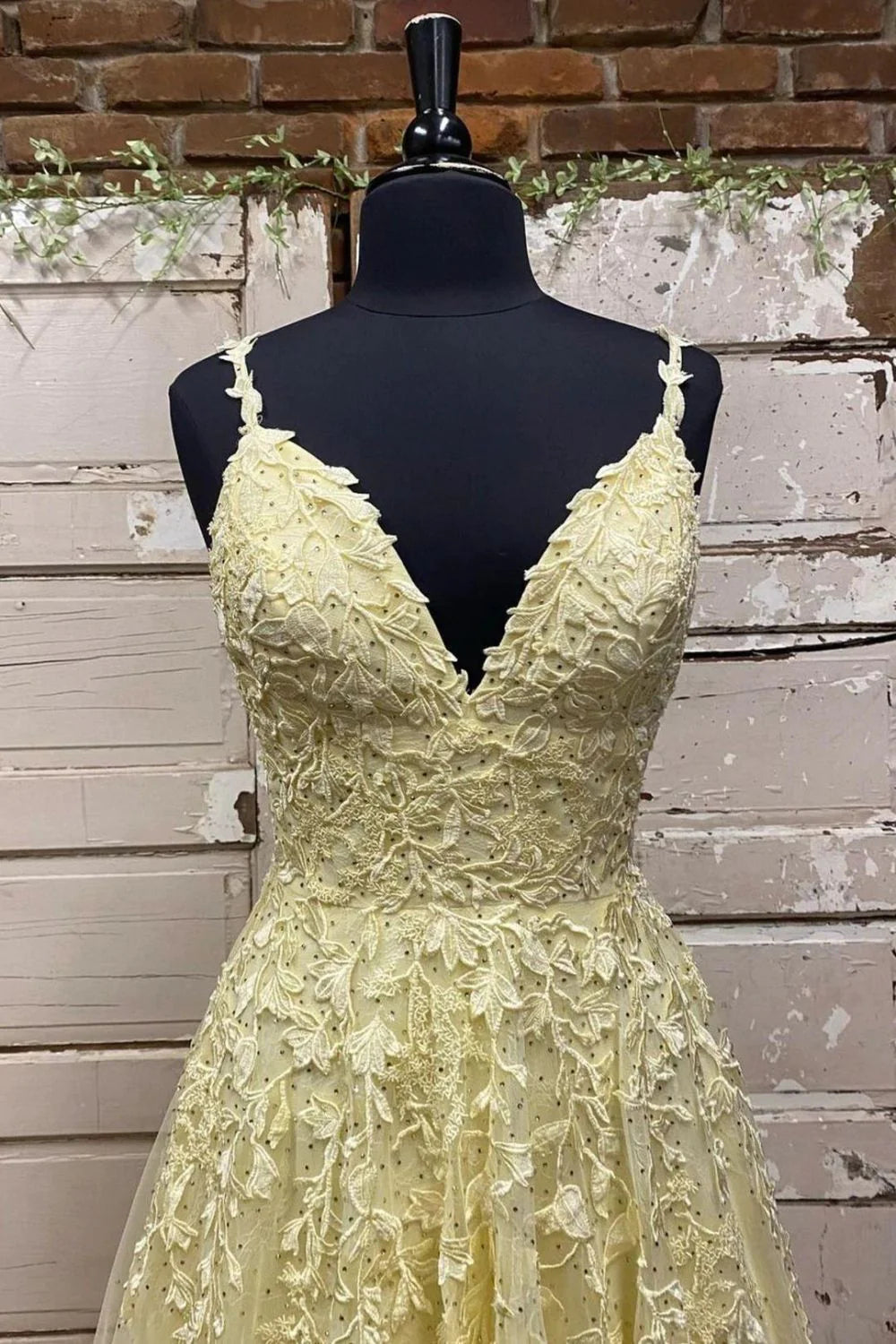 Wholesa Charming A Line Spaghetti Straps Yellow Long Prom Dress with Appliques