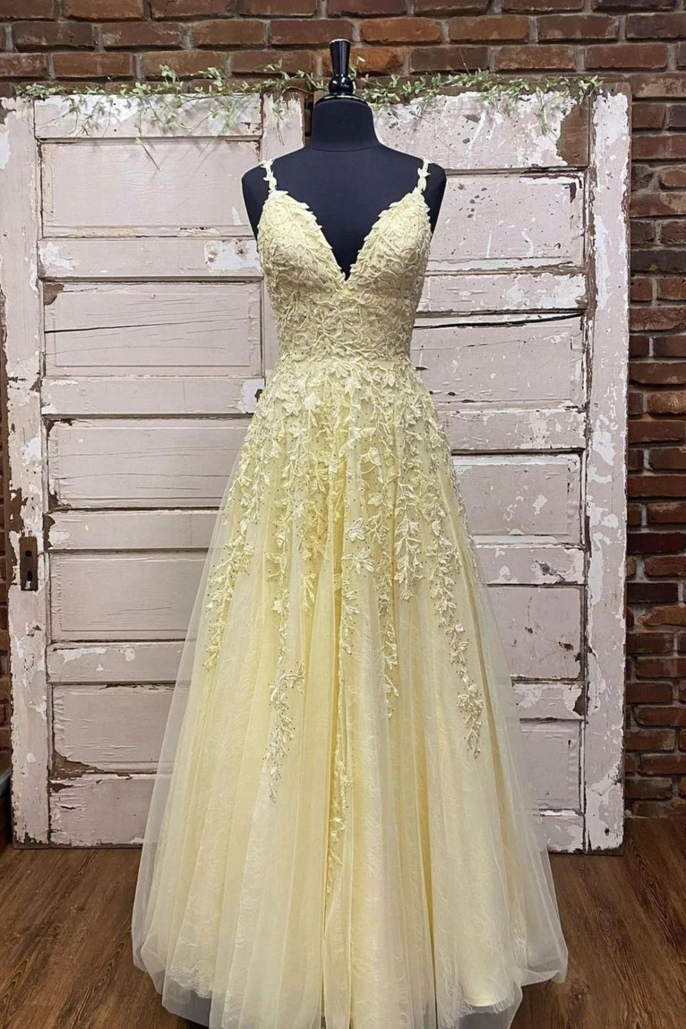 Wholesa Charming A Line Spaghetti Straps Yellow Long Prom Dress with Appliques