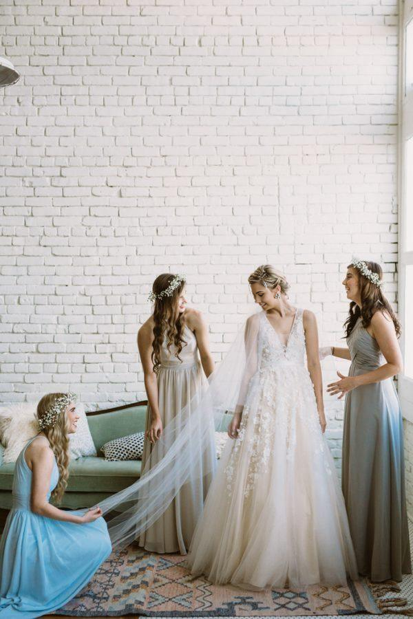 Wholesa Beach A-line V Neck Lace Applique Ivory Wedding Dresses
