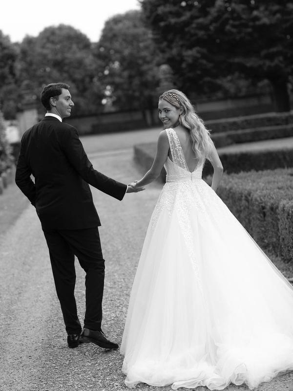 Wholesa A-line V-neck Sequins Lace Neckline Chapel Train Wedding Dresses
