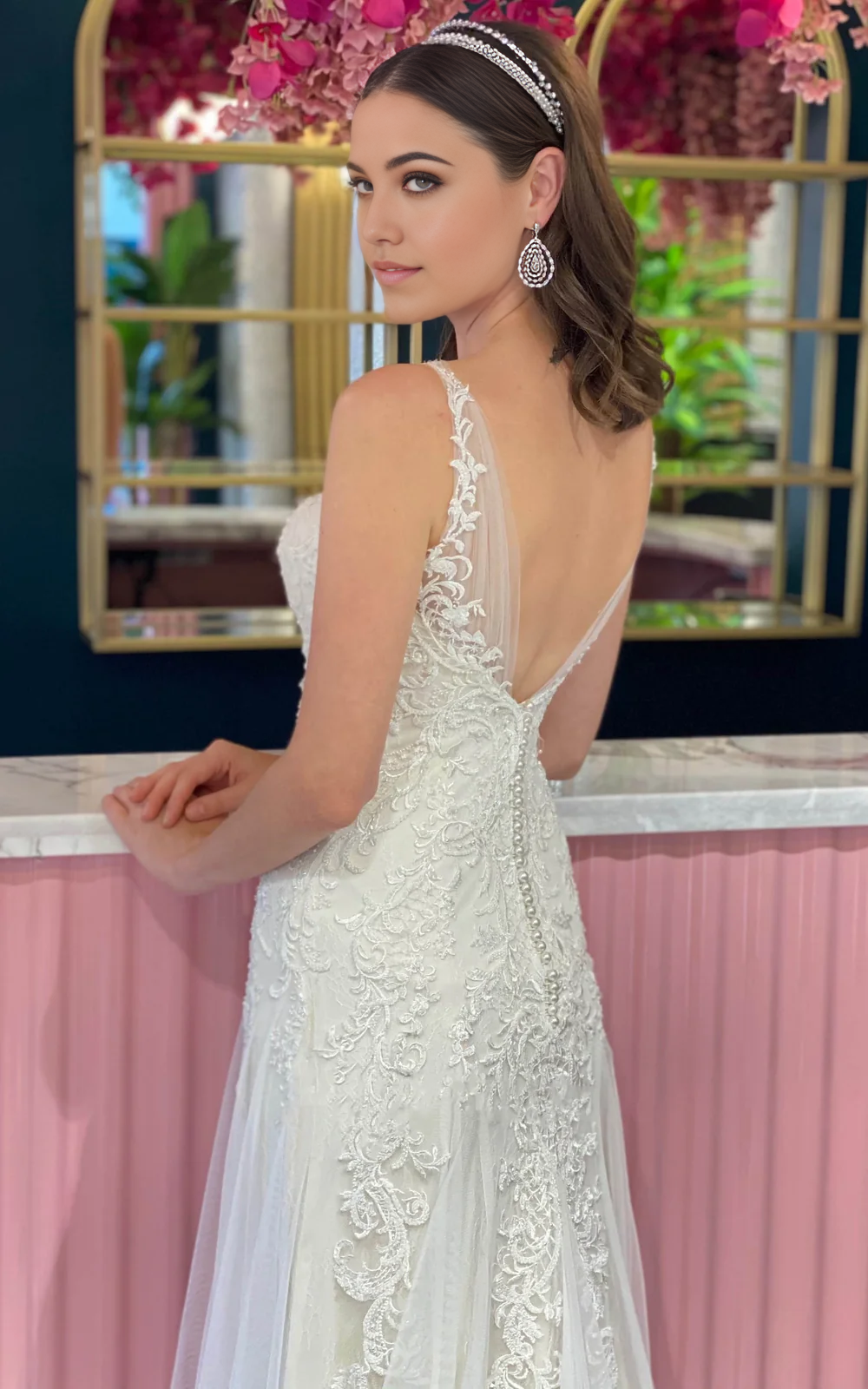 Wholesa Mermaid Lace Tulle V-neck Sleeveless Wedding Dress With Appliques and Pleats