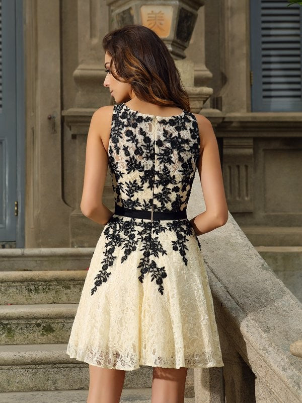 Wholesa  A-Line/Princess Scoop Applique Sleeveless Short Lace Cocktail Dresses