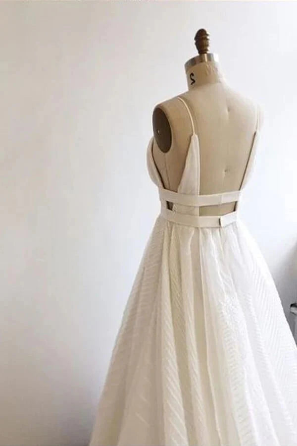 Wholesa A-line V-neck Lace Backless Prom Dresses With Court Train