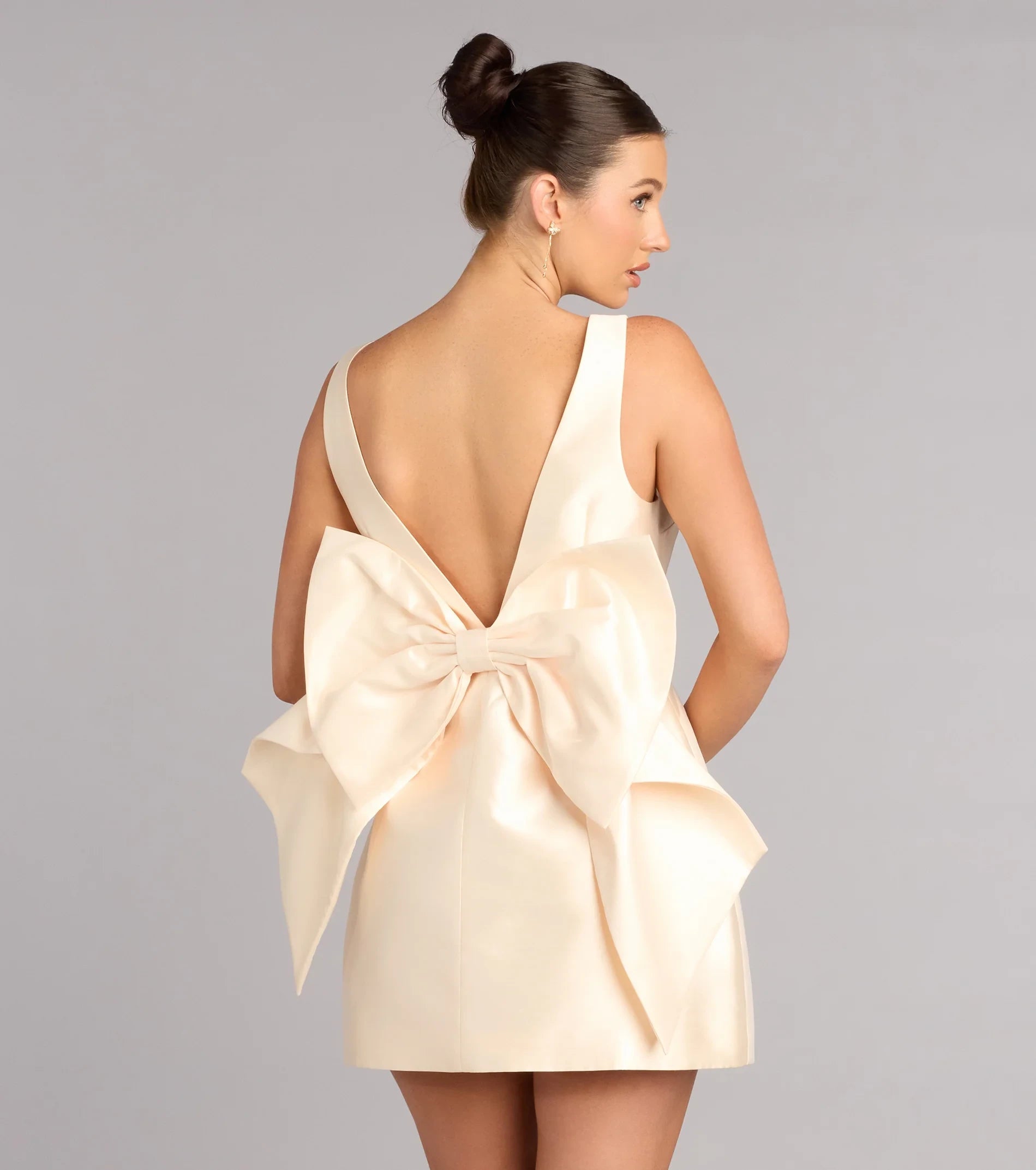 Chic A-Line Boat Neck Sleeveless Deep V-Back Mini Bow Detail Homecoming Dresses