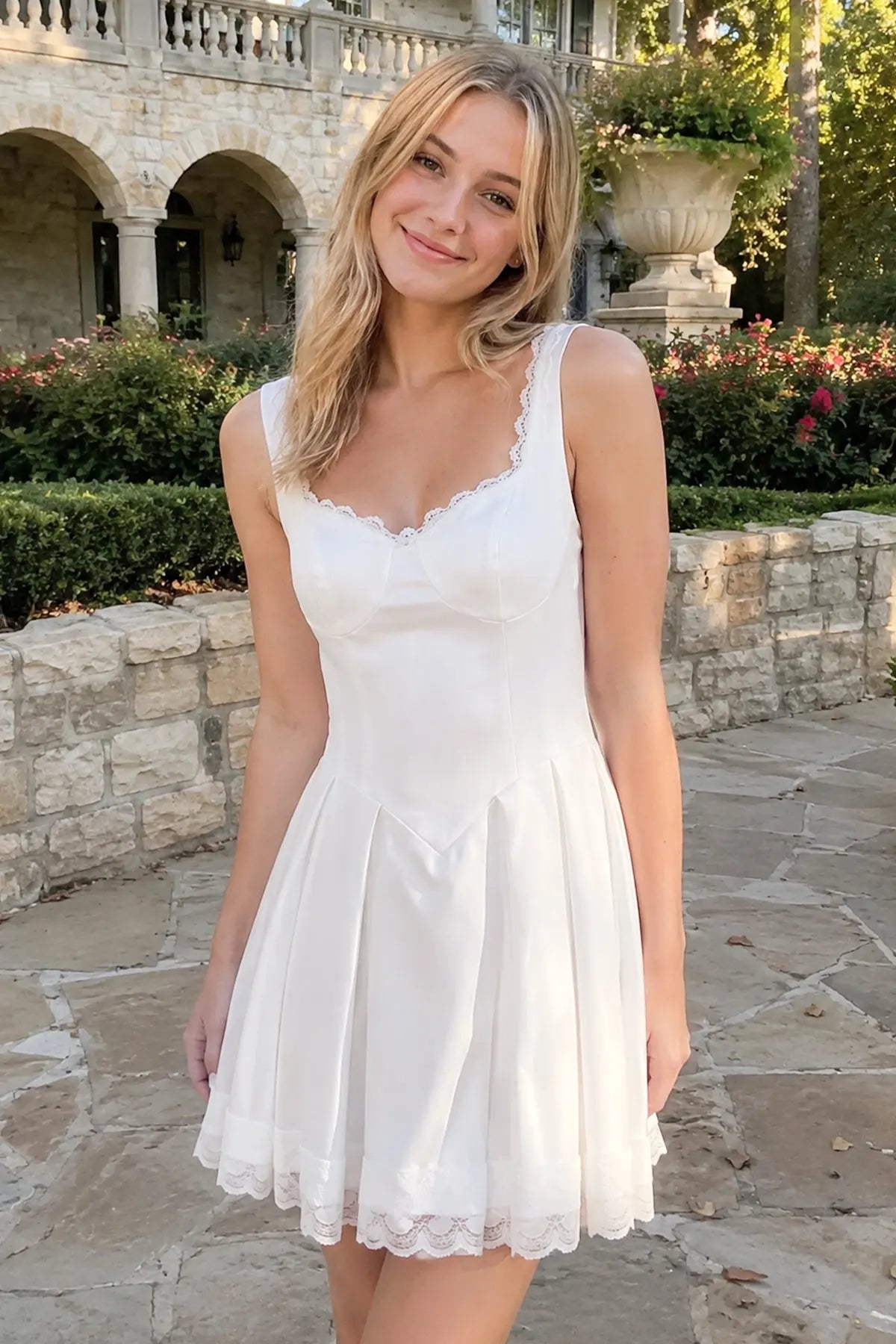Chic A-Line Sweetheart Sleeveless Lace White Mini Homecoming Dress for Women