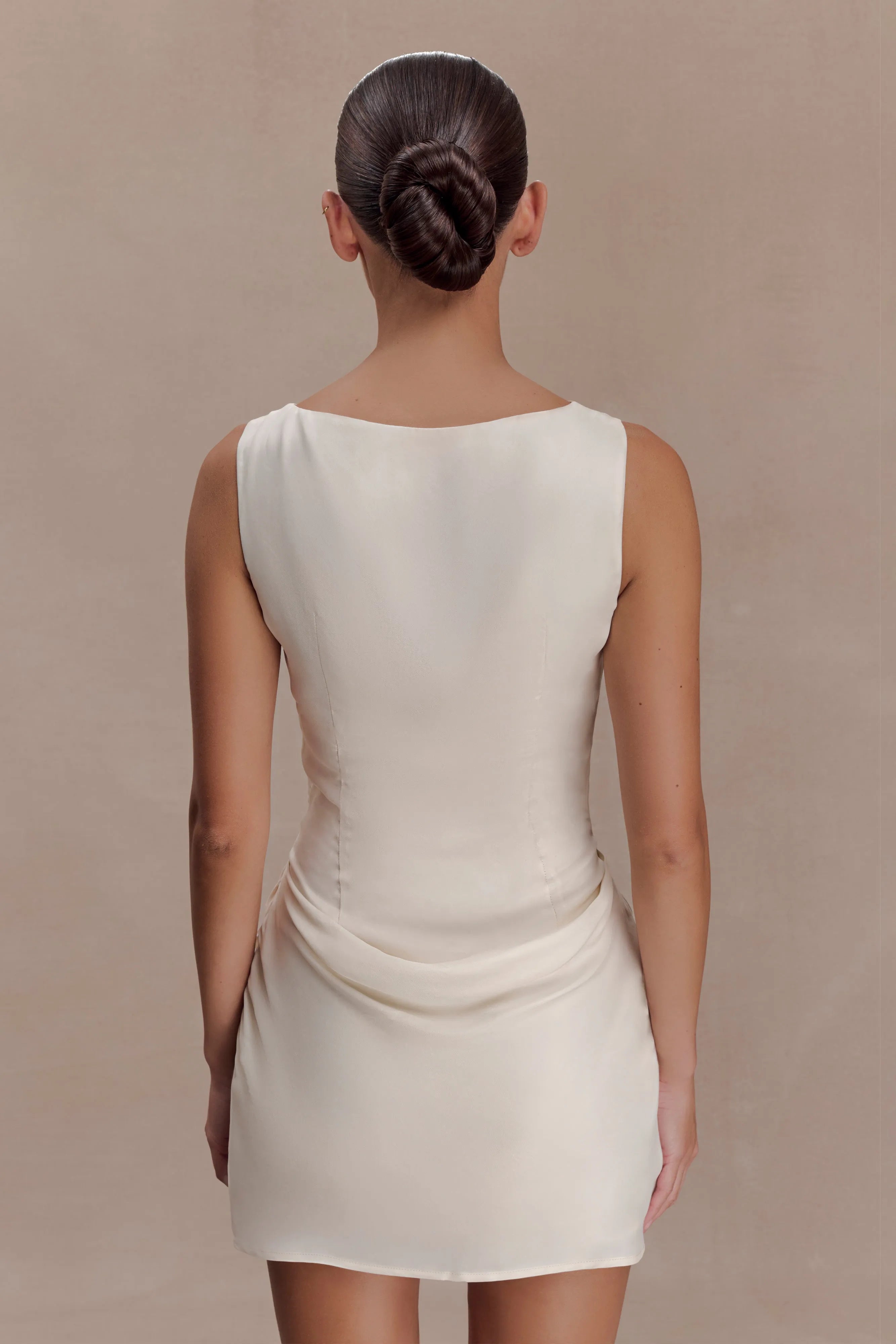 Chic Sheath Boat Neck Sleeveless Draped Ruched Cream Mini Homecoming Dress