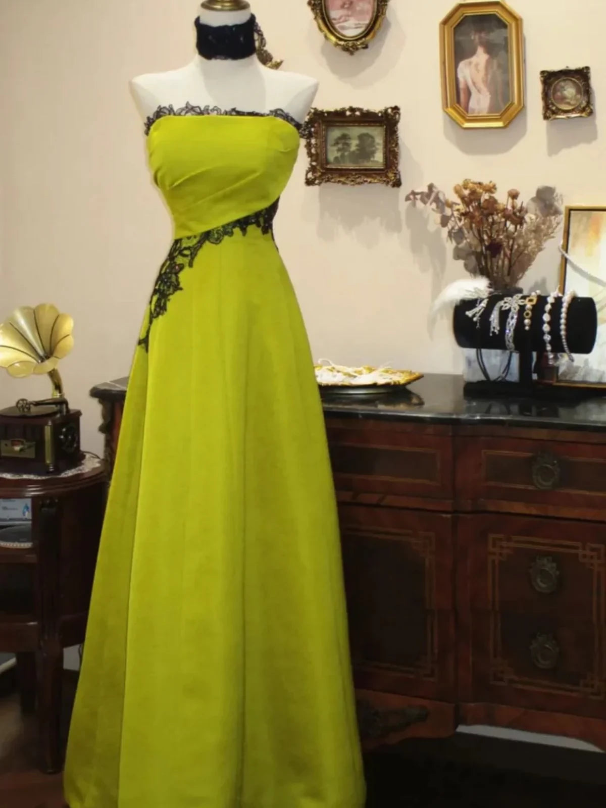 Elegant A-Line Strapless Sleeveless Lace Trim Applique Chiffon Evening Dress