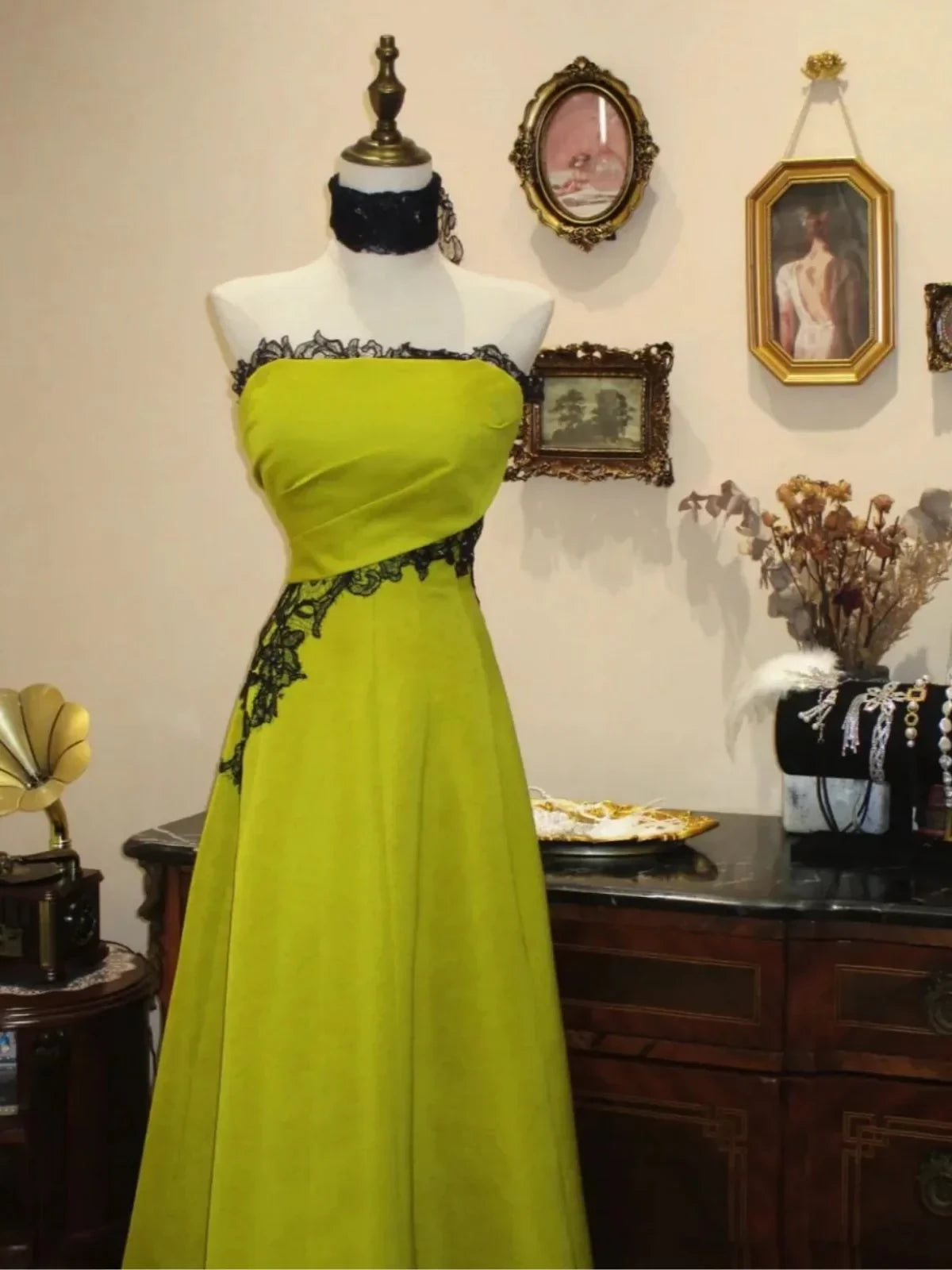 Elegant A-Line Strapless Sleeveless Lace Trim Applique Chiffon Evening Dress