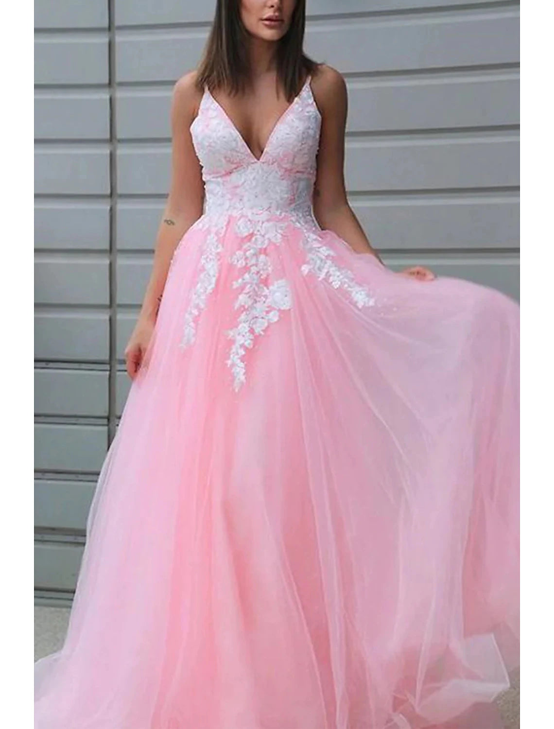 Elegant A-Line V-Neck Tulle Prom Dress with Pleats Appliques Floor Length.