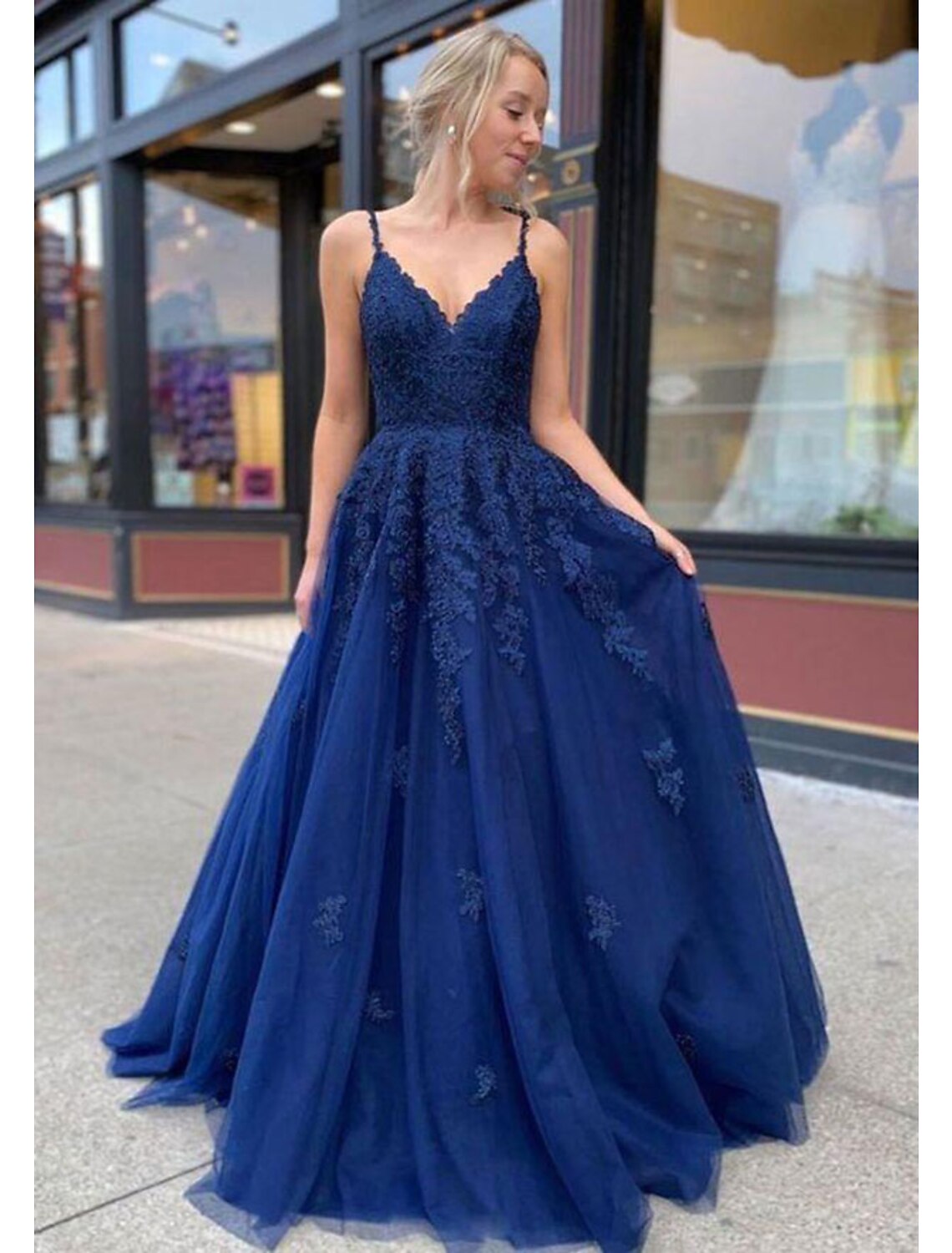 Elegant A-line V-Neck Lace Floor-Length Prom Dress for Women.