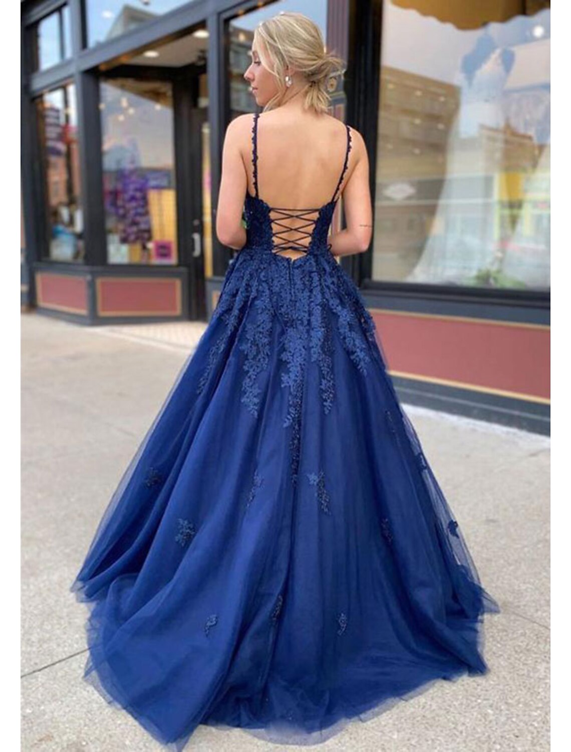 Elegant A-line V-Neck Lace Floor-Length Prom Dress for Women.
