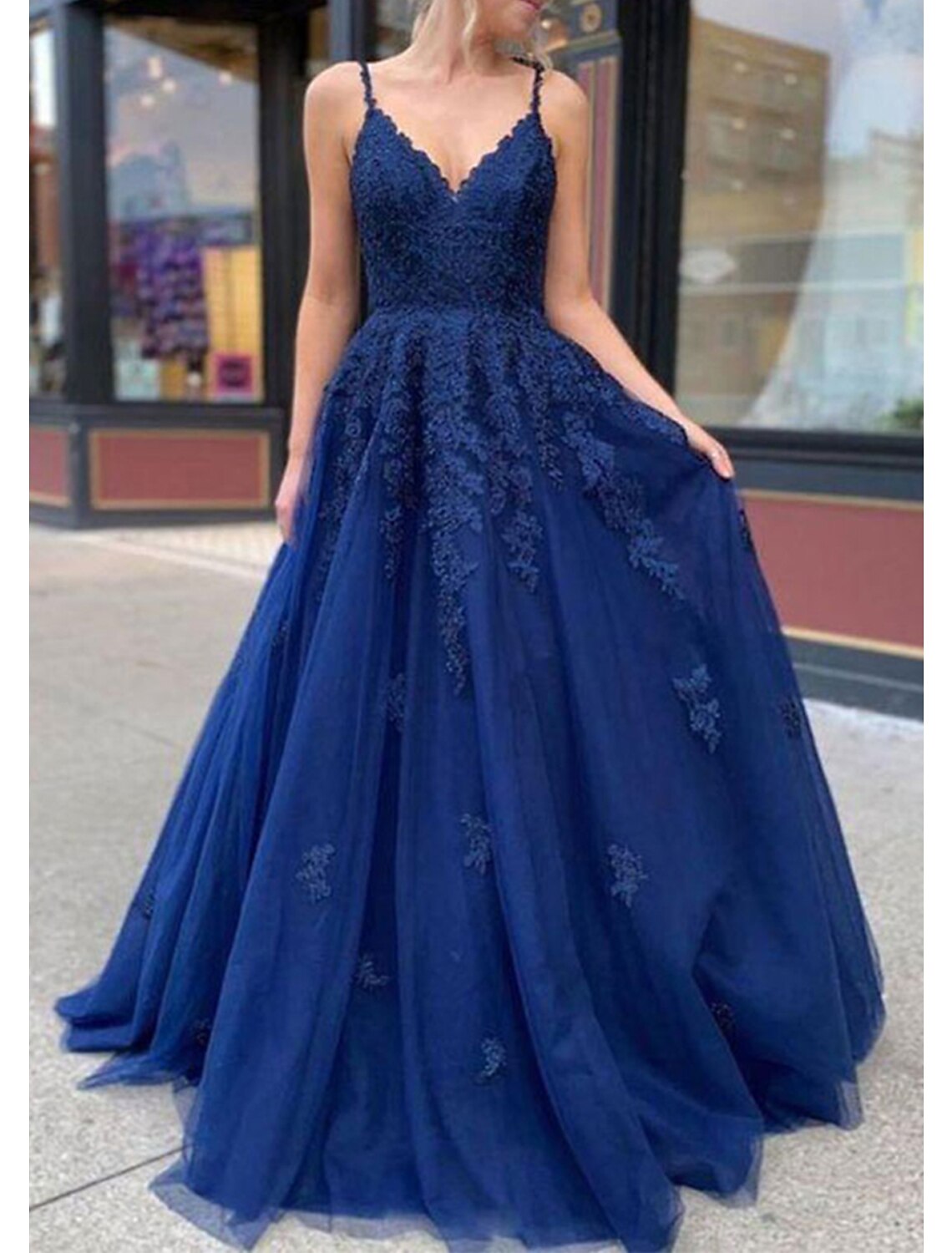 Elegant A-line V-Neck Lace Floor-Length Prom Dress for Women.