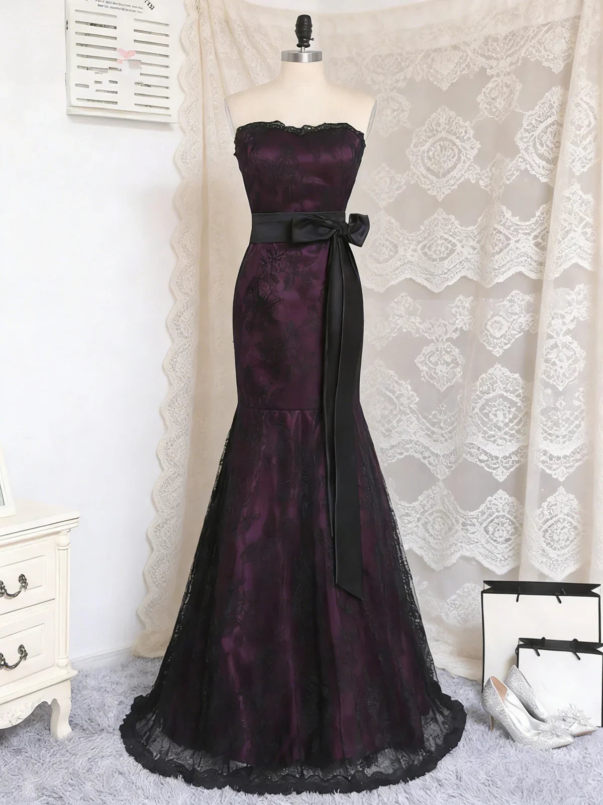 Elegant Mermaid Strapless Sleeveless Lace-Up Back Satin Lace Evening Dress