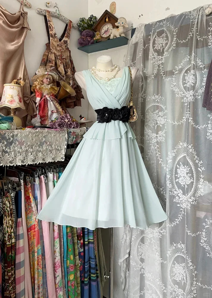Elegant A-Line Draped V-Neck Sleeveless Covered Back Knee-Length Tiered Chiffon Homecoming Dresses