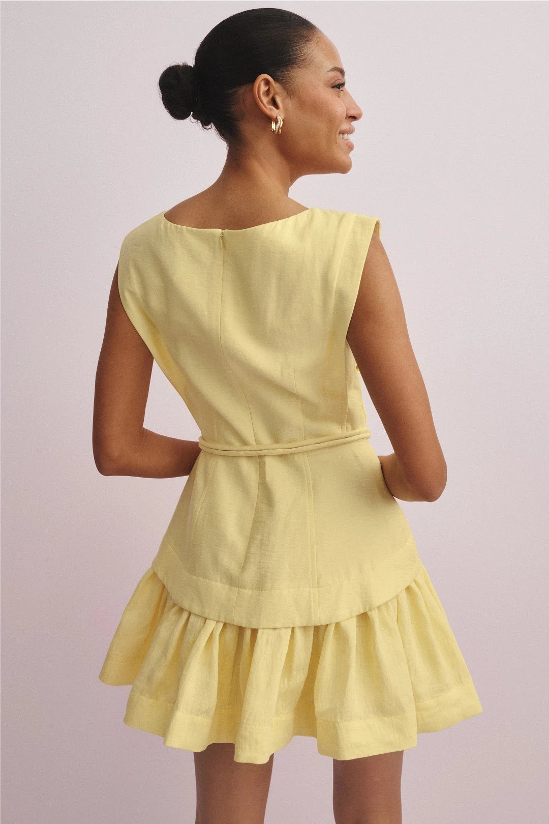 Elegant A-Line Keyhole Boat Neck Sleeveless Tie-Waist Pastel Yellow Mini Homecoming Dress