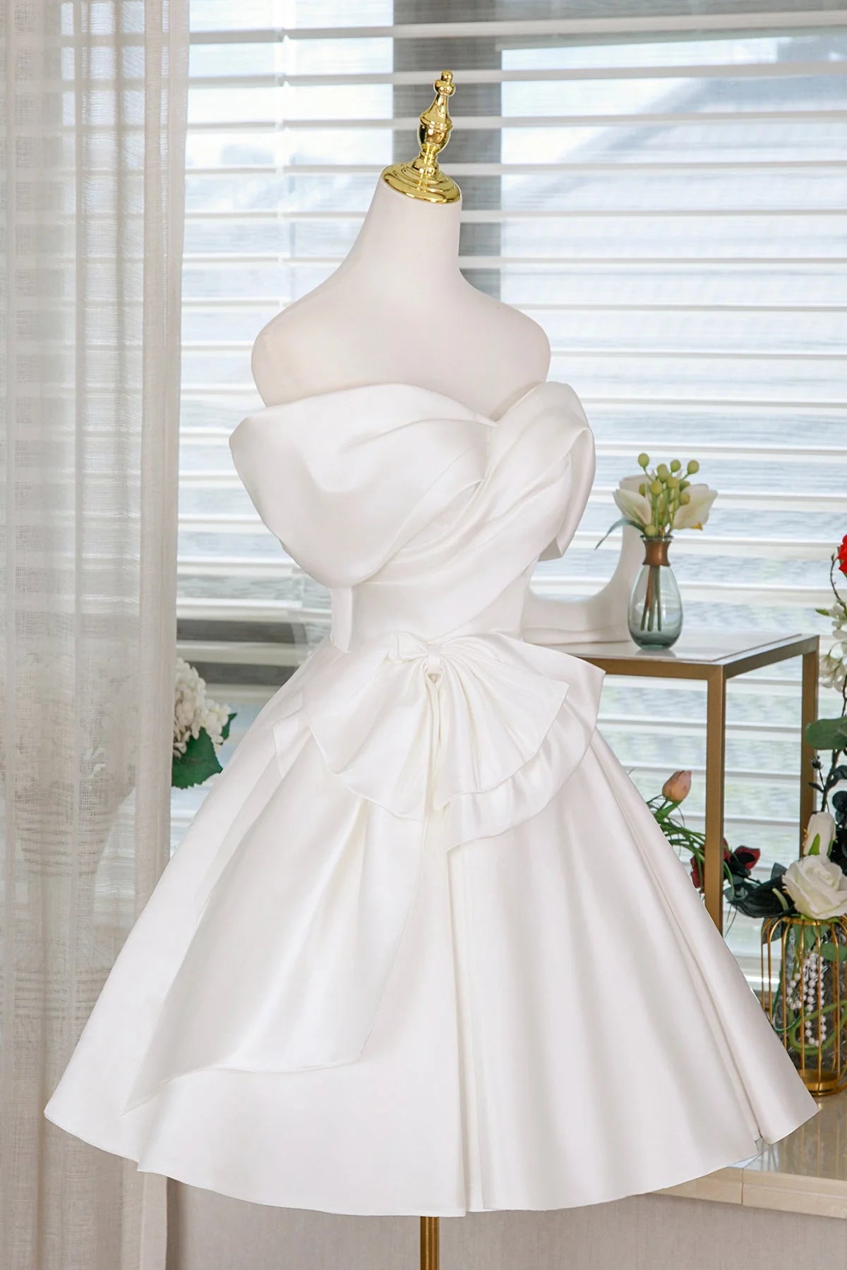 Elegant A-Line Off-the-Shoulder Draped Sleeve Lace-Up Back Knee-Length Homecoming Dress