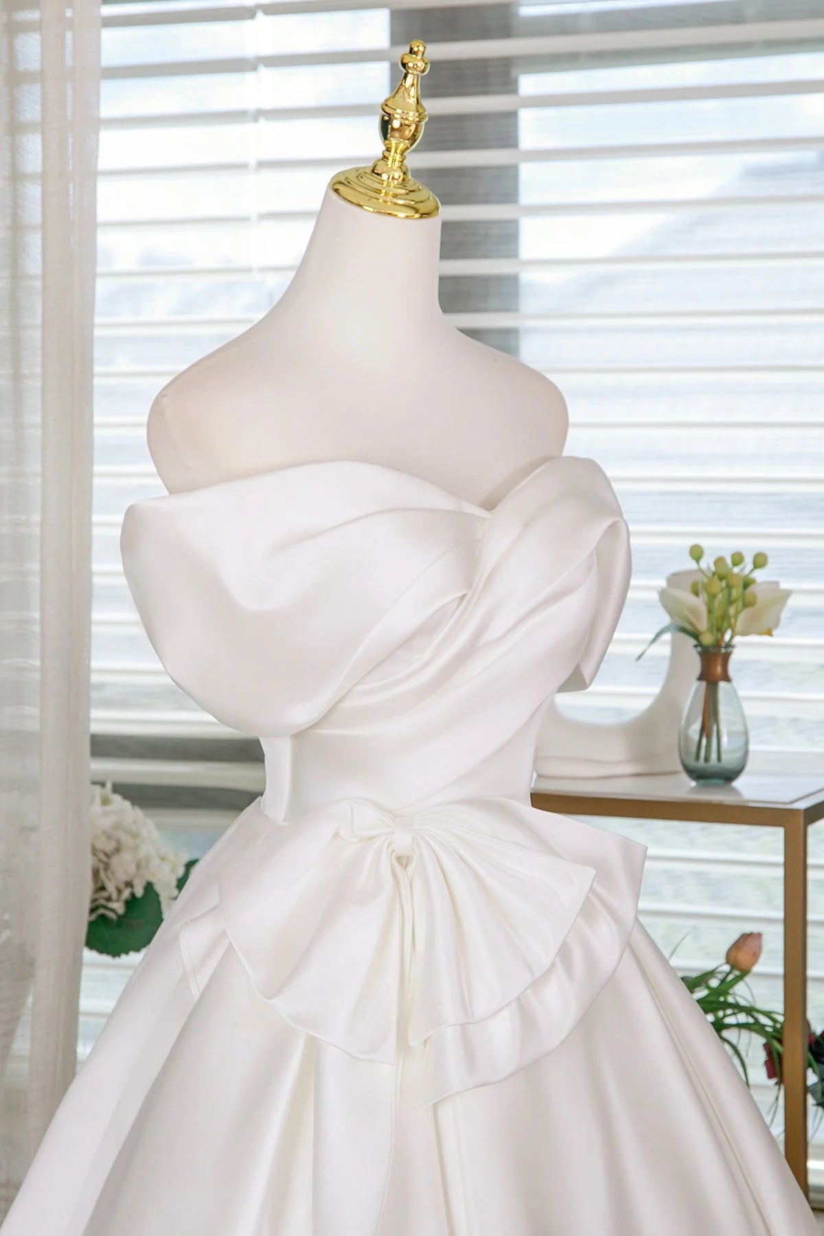 Elegant A-Line Off-the-Shoulder Draped Sleeve Lace-Up Back Knee-Length Homecoming Dress