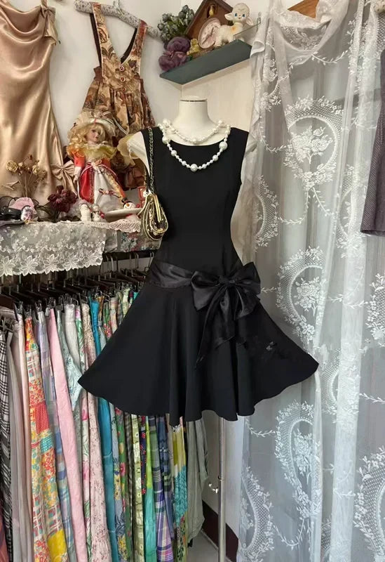 Elegant A-Line Scoop Neck Sleeveless Closed Back Above-Knee Satin Bow Homecoming Dresses
