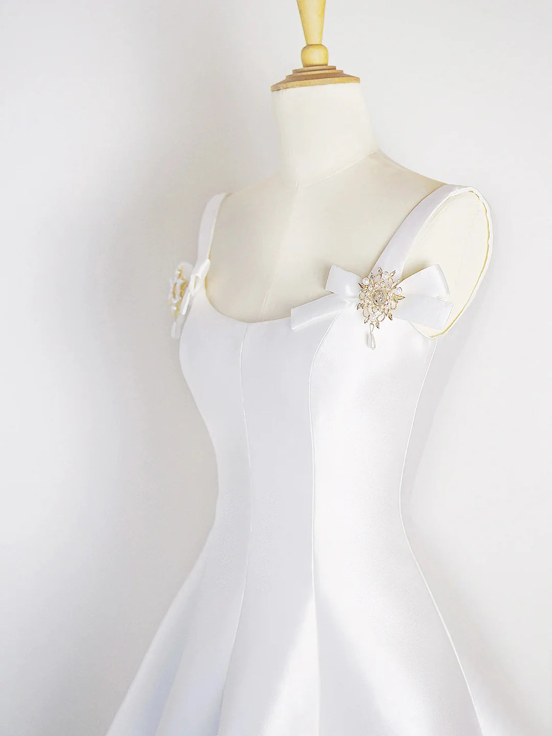 Elegant A-Line Scoop Neck Sleeveless Sparkling Bow-Strap Tea-Length Homecoming Dresses