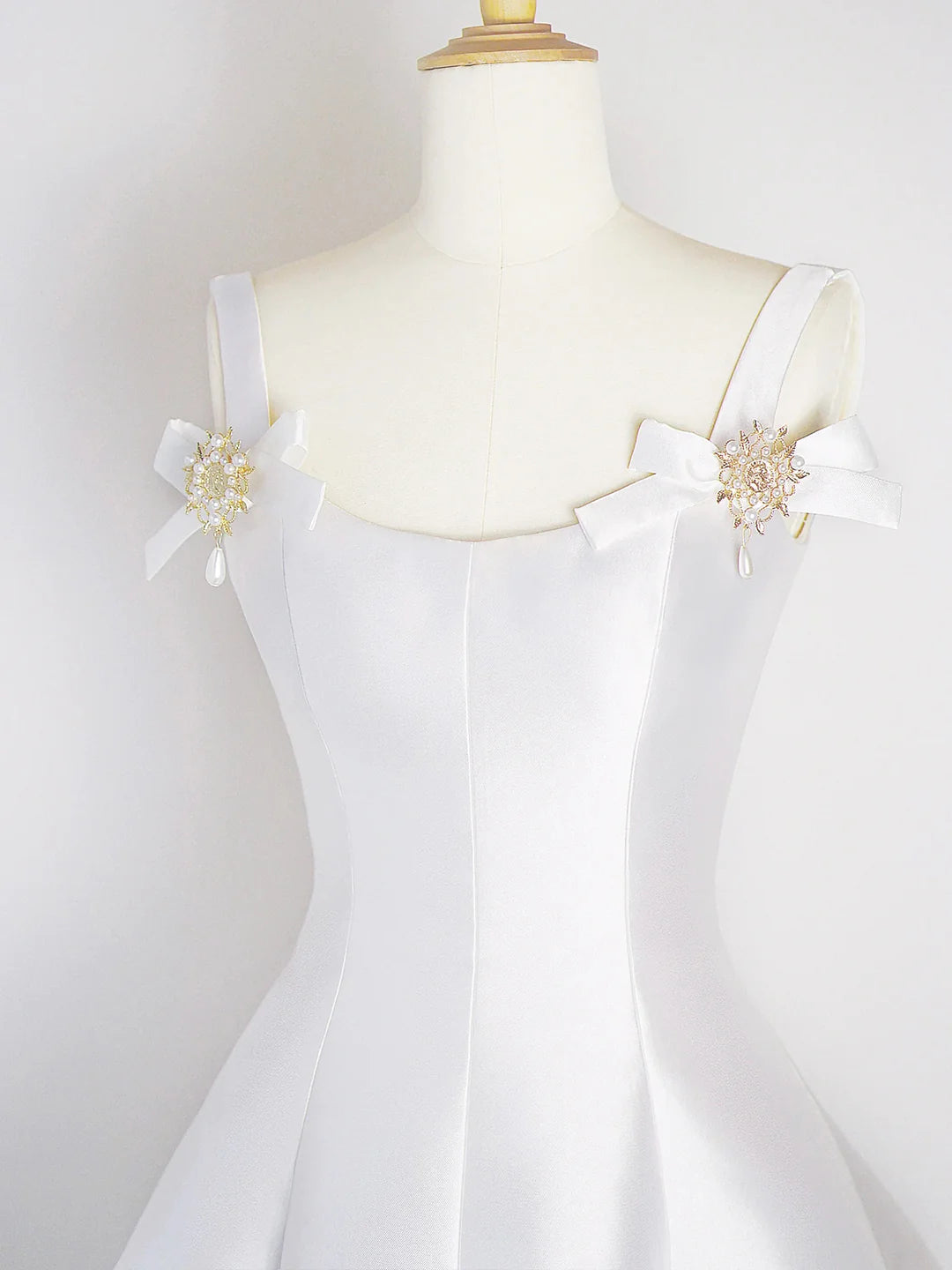 Elegant A-Line Scoop Neck Sleeveless Sparkling Bow-Strap Tea-Length Homecoming Dresses