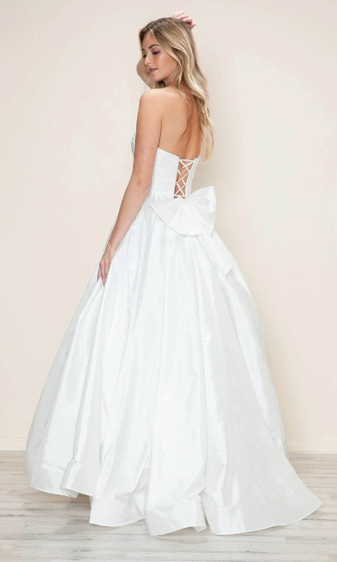 Elegant A-Line Strapless Sleeveless Ruched Bow White Maxi Prom Dresses Women