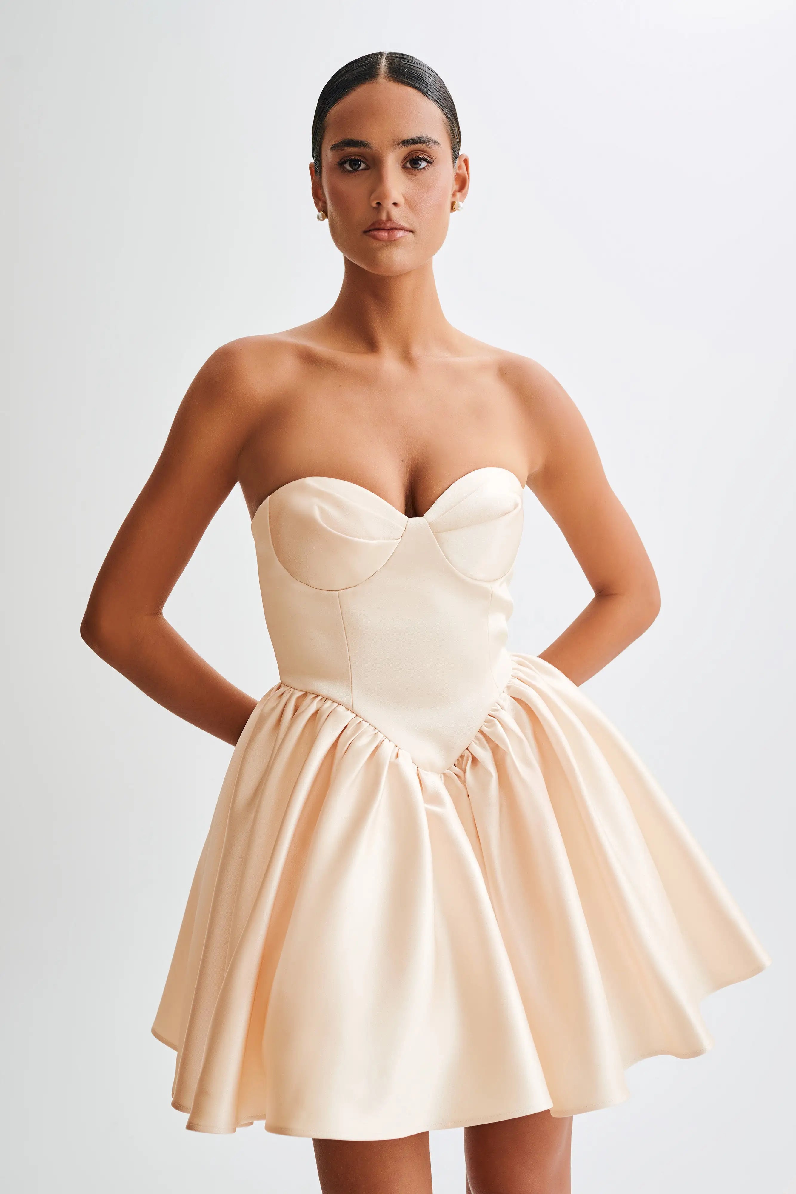 Elegant A-Line Sweetheart Strapless Structured Voluminous Champagne Mini Homecoming Dresses Women's Gown