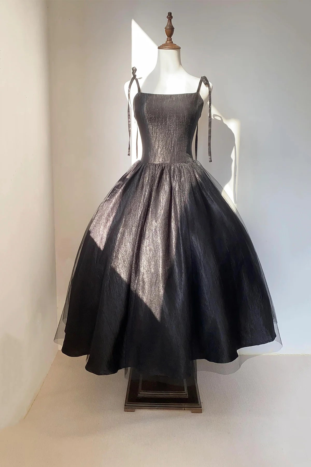 Elegant A-line Square Neck Sleeveless Plain Back Tea-Length Homecoming Dress