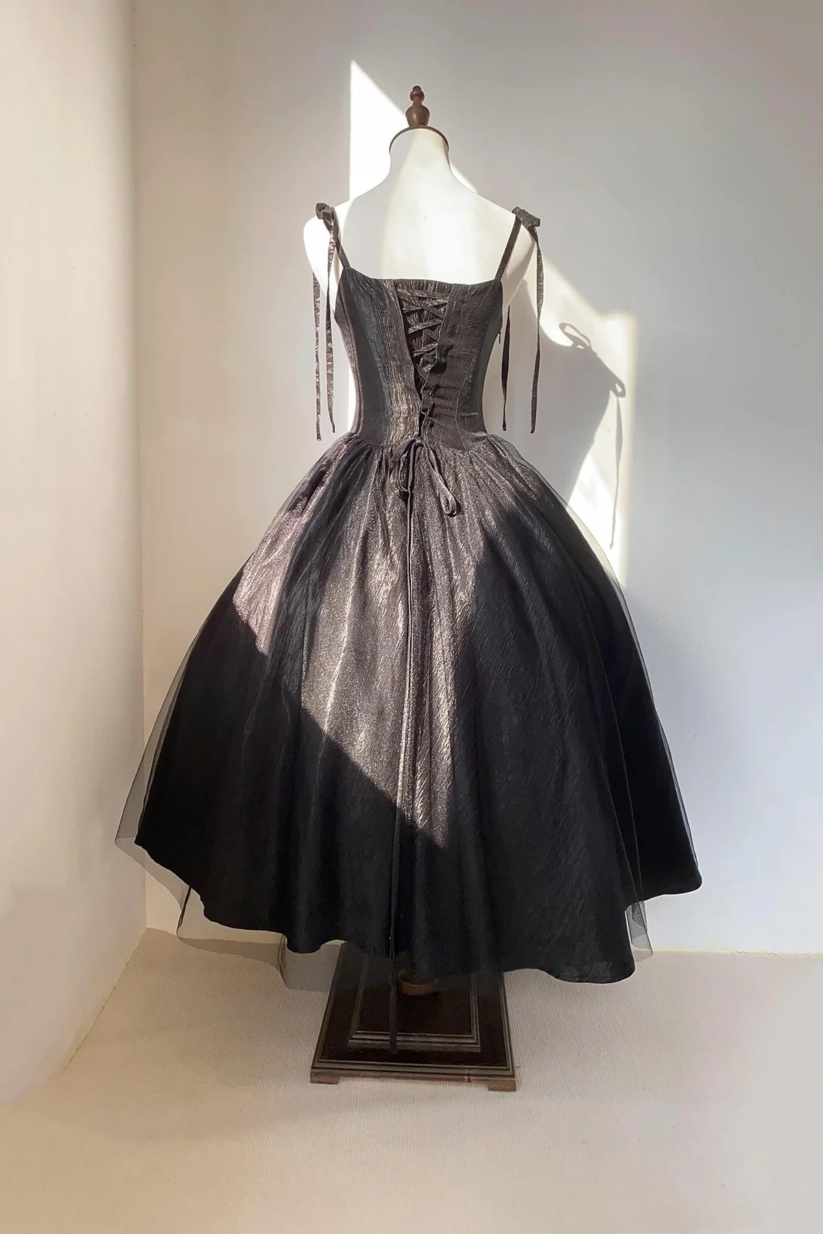 Elegant A-line Square Neck Sleeveless Plain Back Tea-Length Homecoming Dress