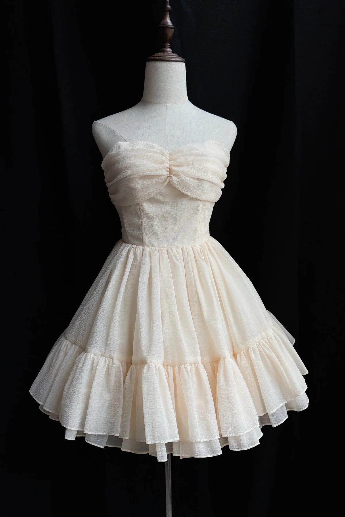 Elegant A-line Strapless Sweetheart Sleeveless Lace-Up Corset Back Mini Homecoming Dresses