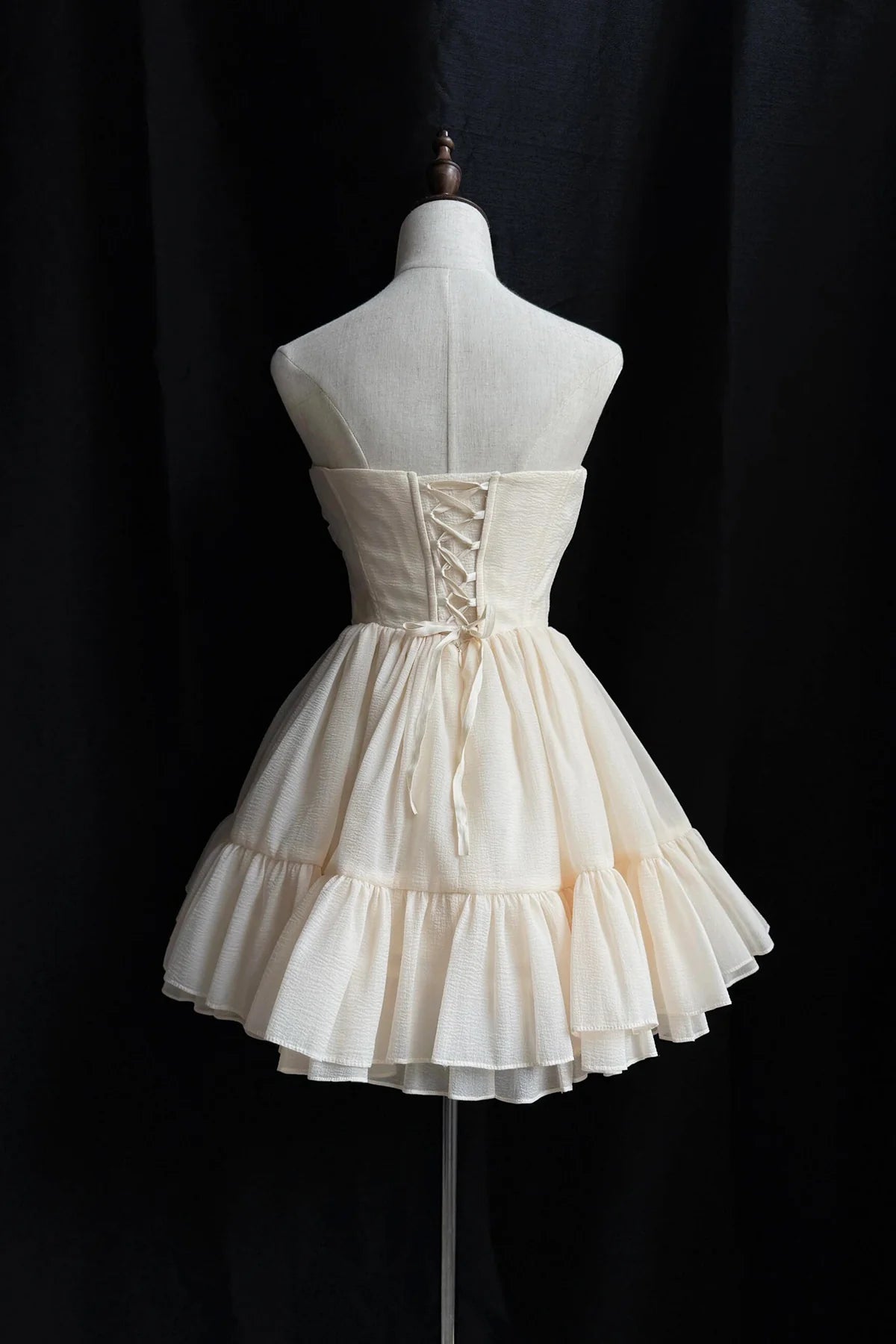 Elegant A-line Strapless Sweetheart Sleeveless Lace-Up Corset Back Mini Homecoming Dresses