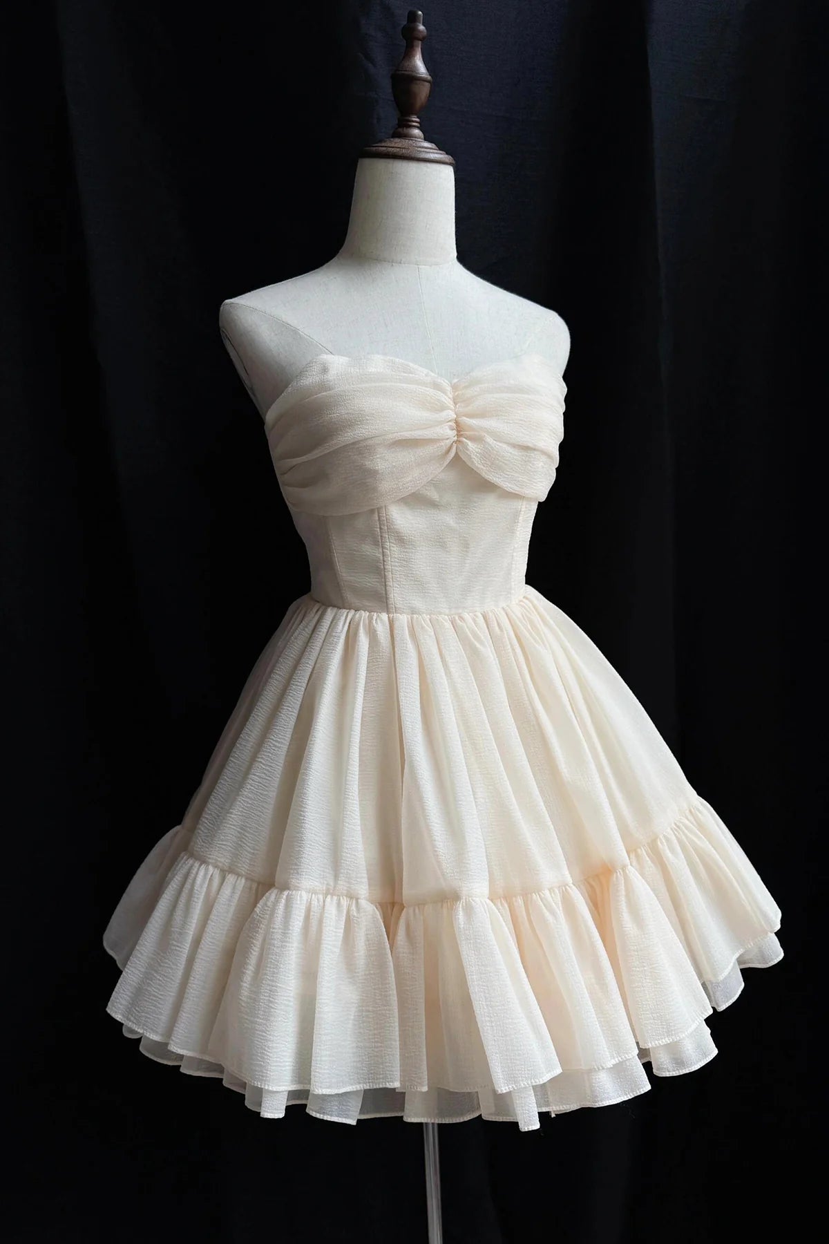 Elegant A-line Strapless Sweetheart Sleeveless Lace-Up Corset Back Mini Homecoming Dresses