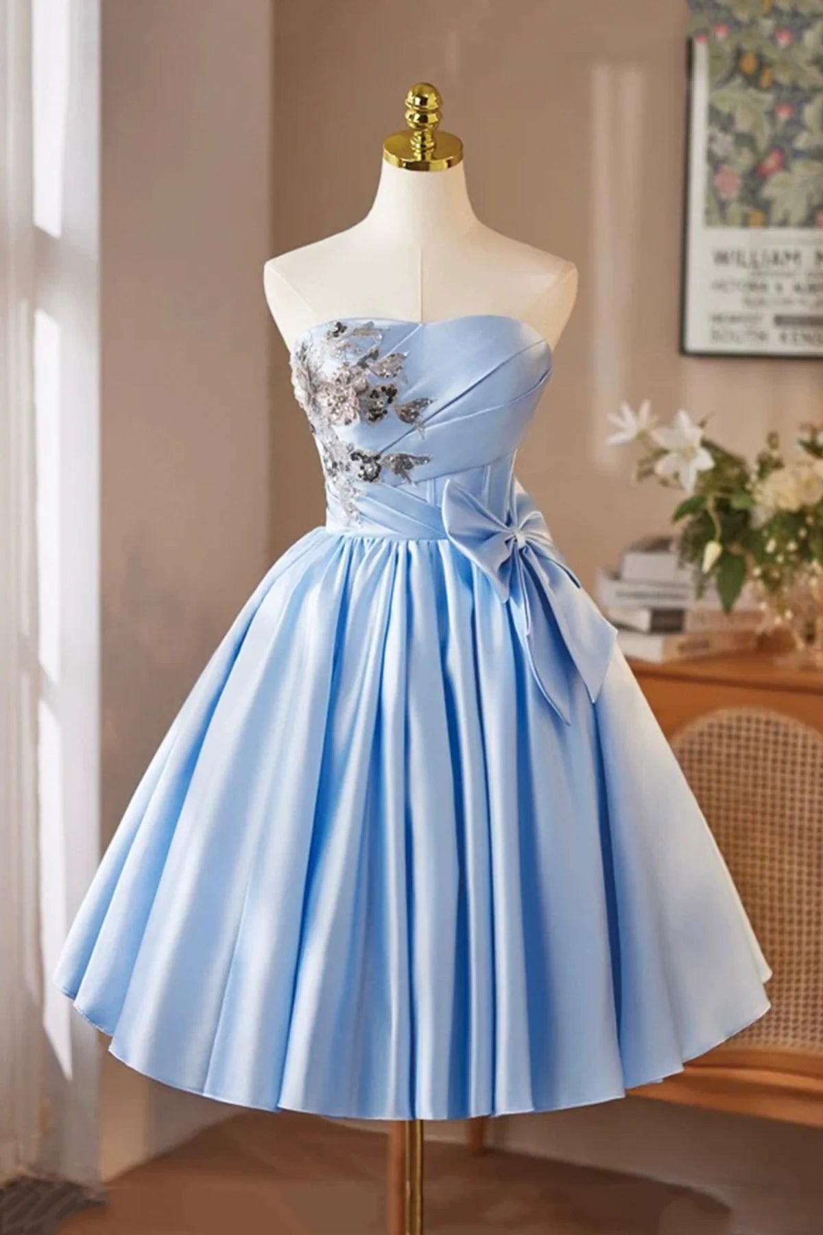 Elegant A-line Sweetheart Strapless Sleeveless Lace-Up Back Short Sparkling Homecoming Dresses