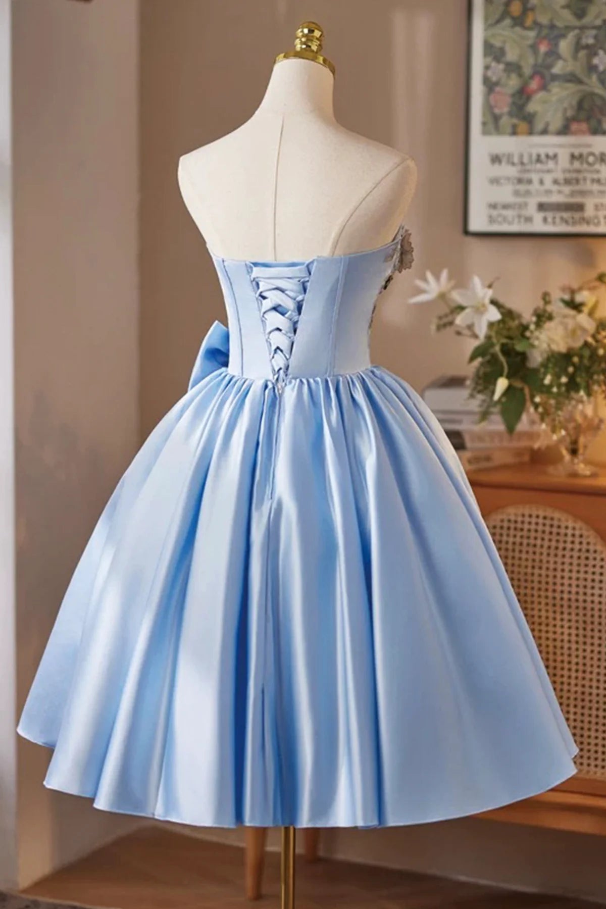 Elegant A-line Sweetheart Strapless Sleeveless Lace-Up Back Short Sparkling Homecoming Dresses