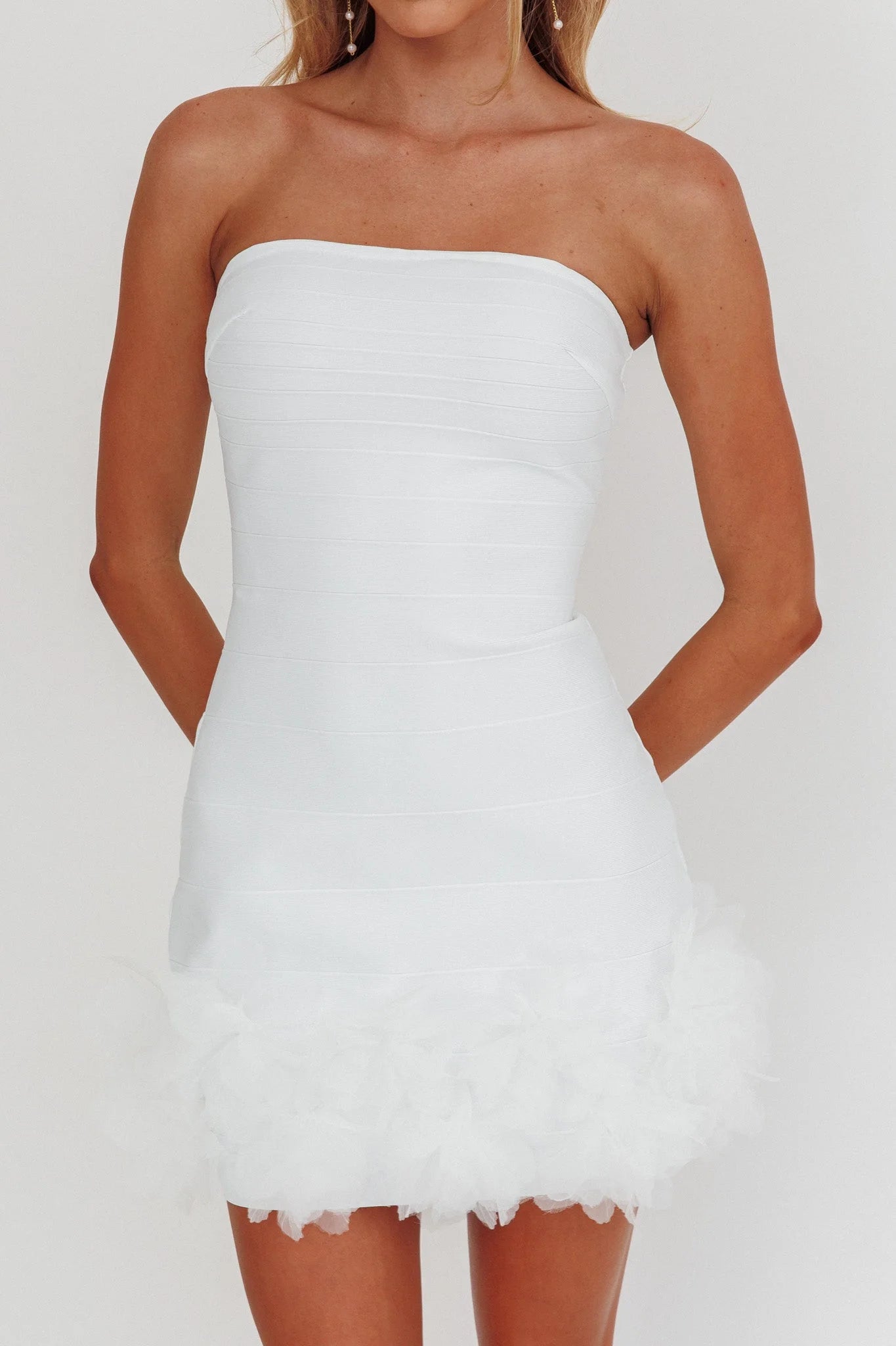 Elegant Fitted Strapless Sleeveless Ruffled Hem White Mini Homecoming Dress