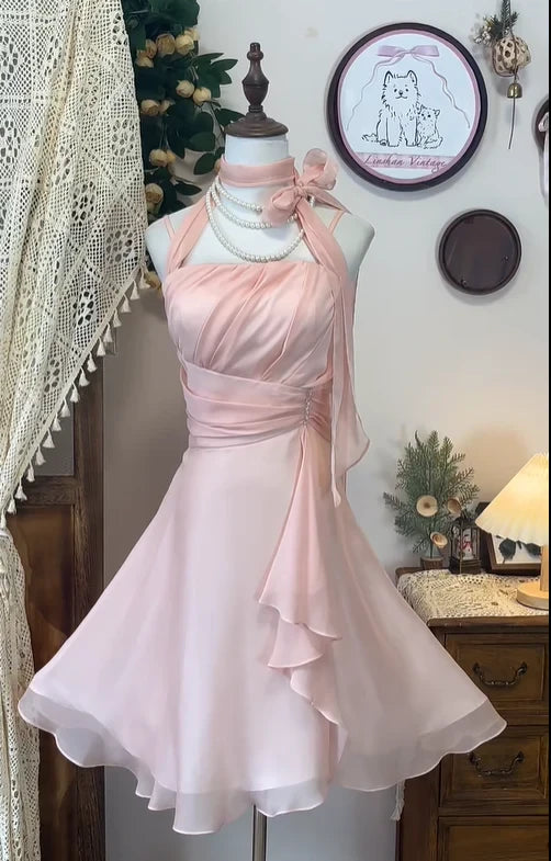 Elegant Flowy A-Line Halter Sweetheart Sleeveless Tie-Back Short Homecoming Party Dress